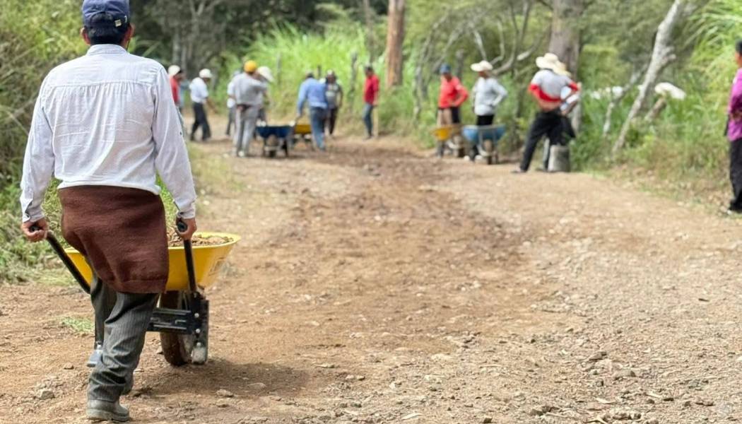 Apoyo con material de cantera para el mantenimiento Cruce El Milagro - Segue - La Palma.