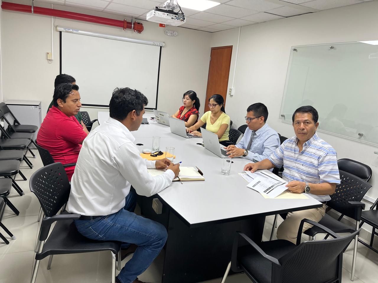 Alcalde Distrital de Cochabamba se reunió con los funcionarios del MEF