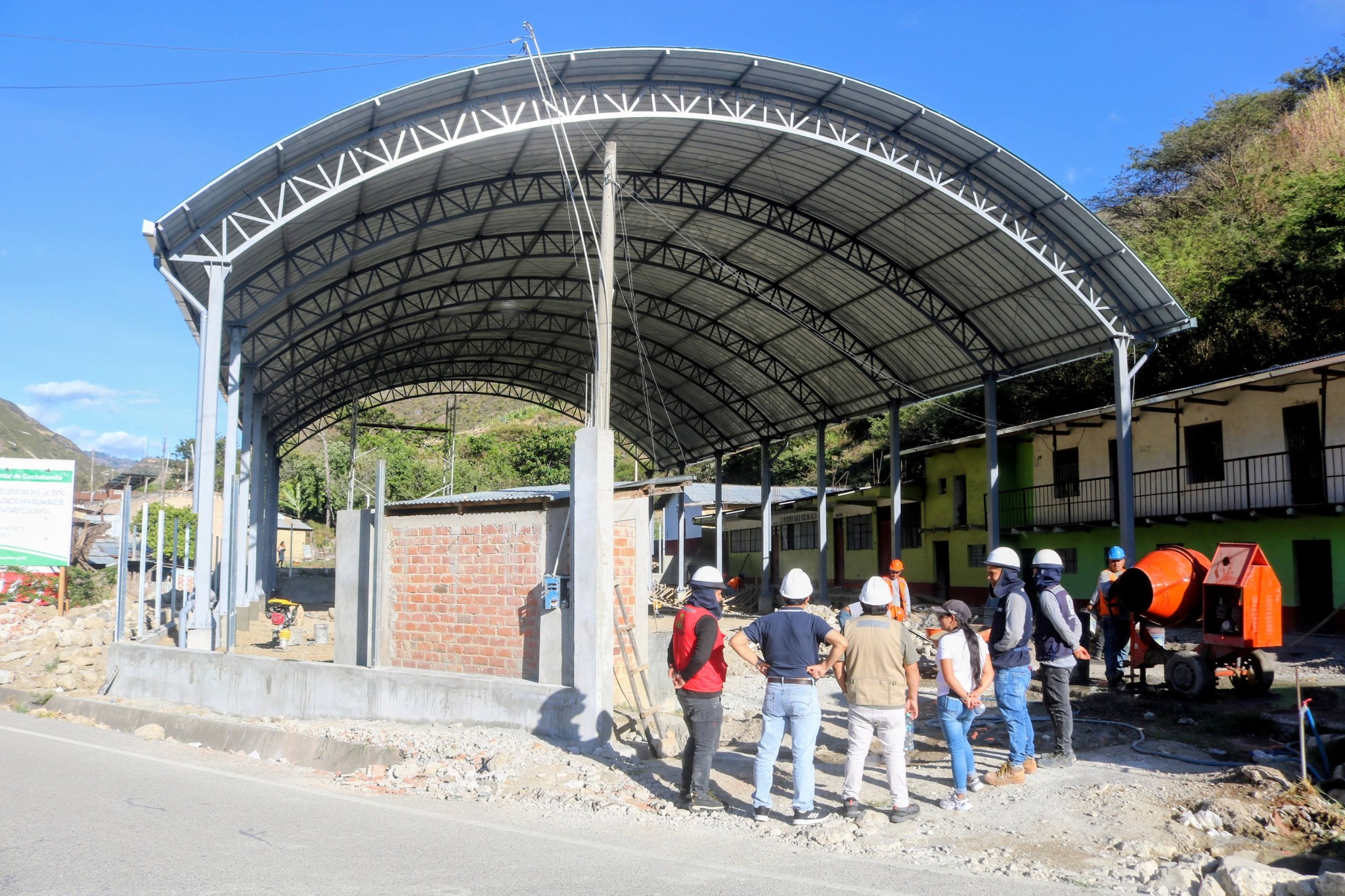 Techo coberturado y loza deportiva de la I.E. N° 101053 de Santa Isolina Bajo, al 65 % de avance físico.