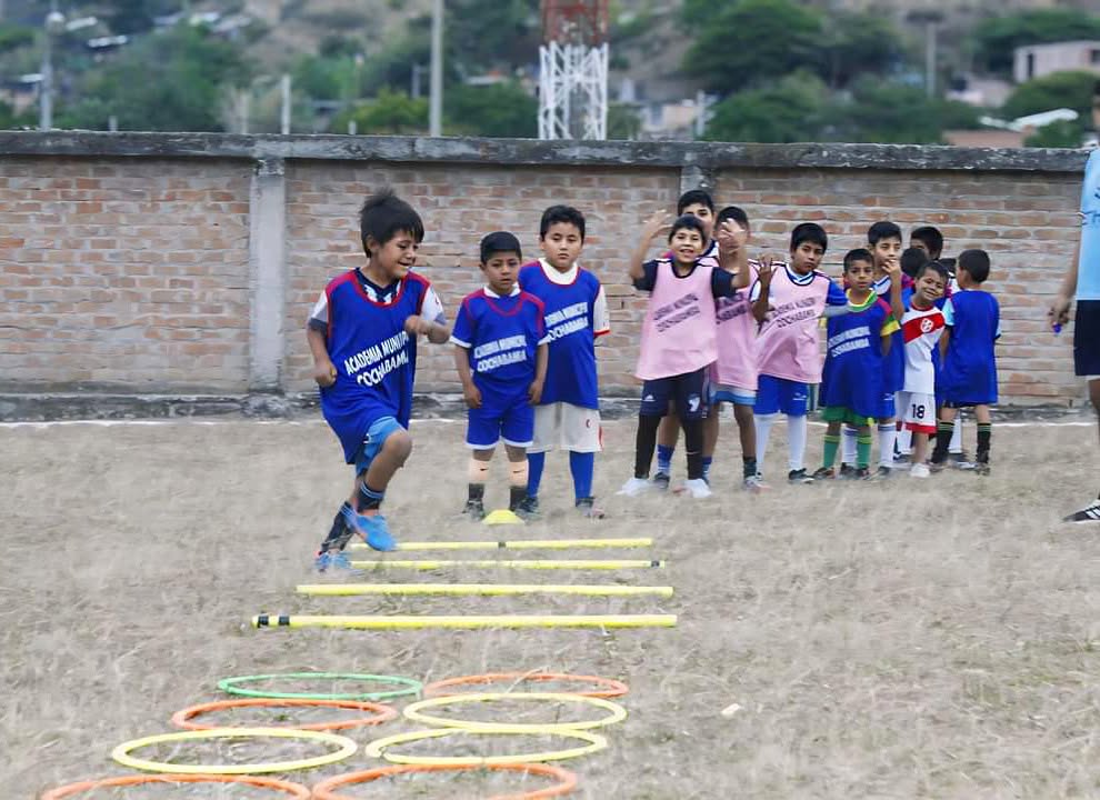 Más de 60 alumnos entrenan en el estadio Municipal en diferentes categorías y horarios.