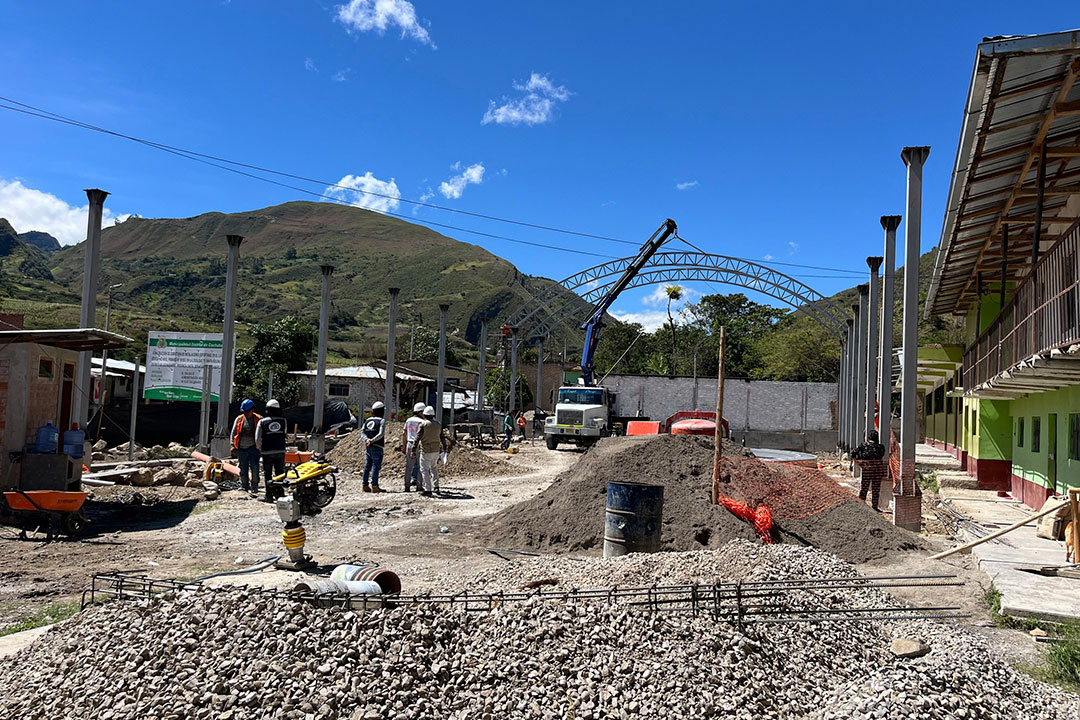 Construcción del techo coberturado y la loza deportiva de la I.E. N° 101053 de Santa Isolina Bajo al 50%